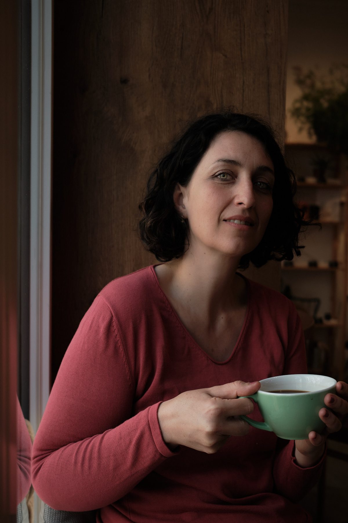 Relaxed personal-branding portrait in a Berlin interior
