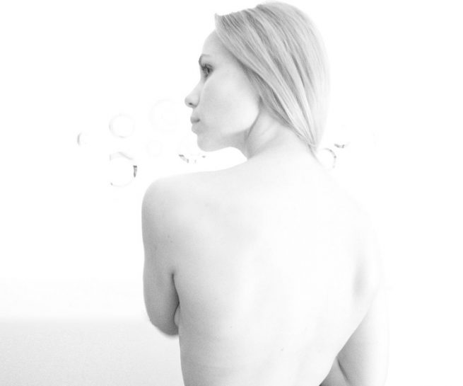 Woman with the back to the camera